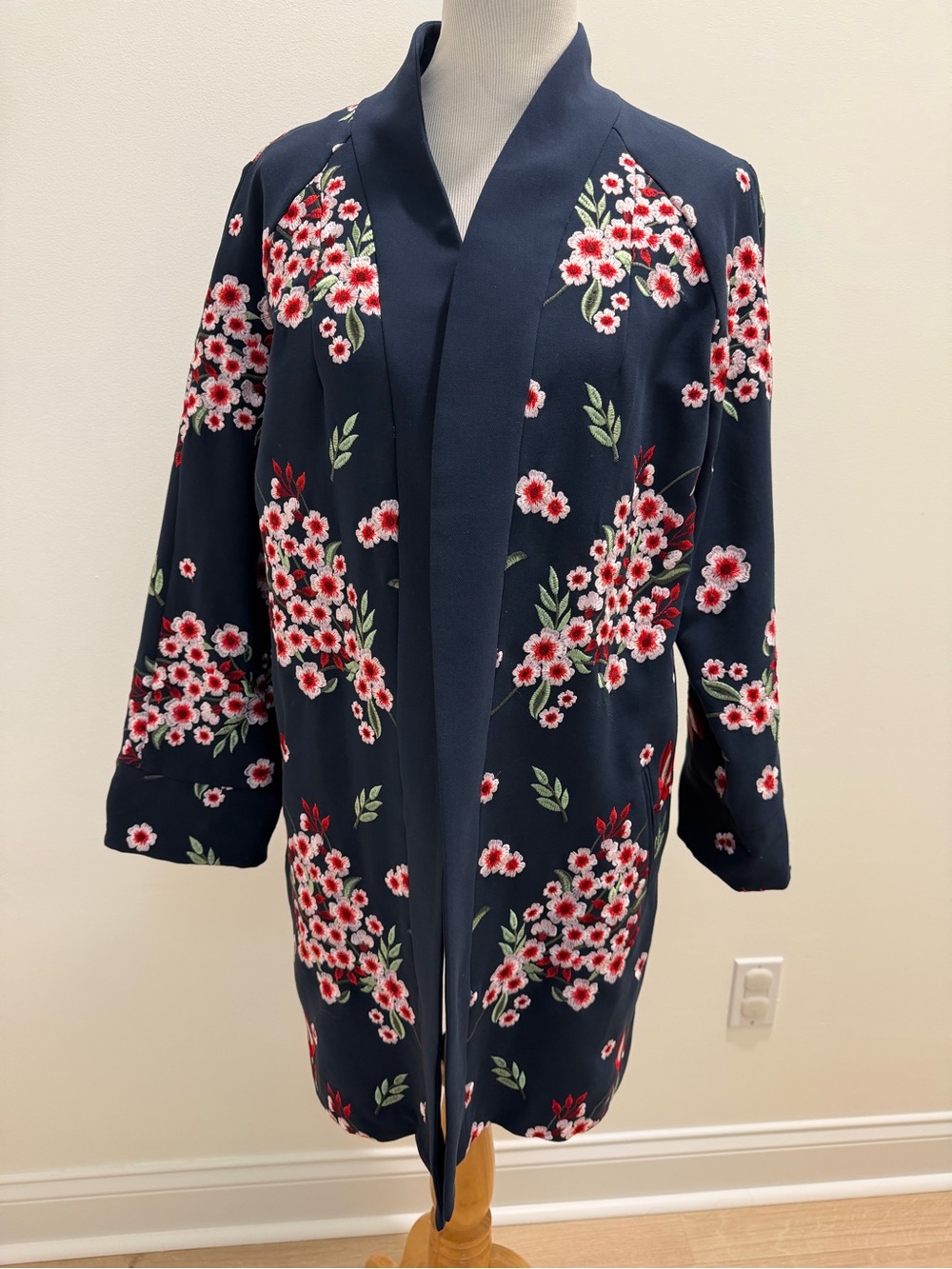 NWOT Soft Surroundings Navy Embroidered Floral Kimono Jacket – Size L